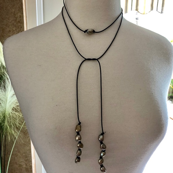 Baroque Grey pearls on leather - Picture 3 of 5